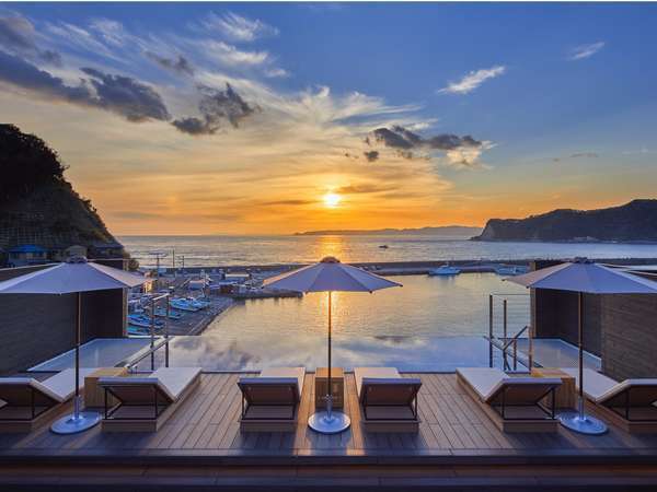 三水別邸スパ&テラスTHREEは小湊温泉を使用した温水プール(本館ご宿泊のお客様は有料)夕景1